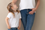 Mama und Kind schauen sich stehend zu